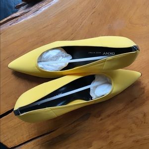 NWOT Yellow/Black DKNY Kitten heel Pumps